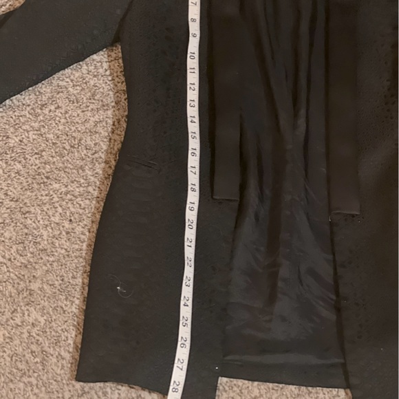 Gianni Bini Black leopard print tuxedo blazer for women. Size 4. - Picture 10 of 10